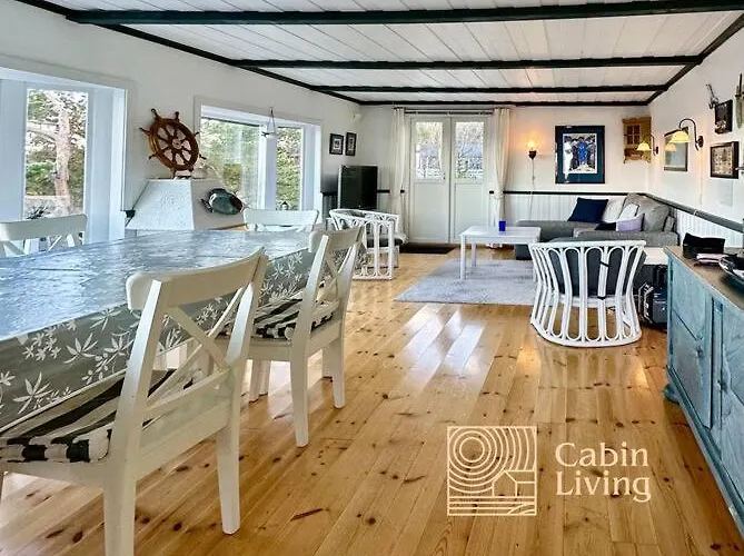 Semesterbostad Seaside With Terrace And Ocean View